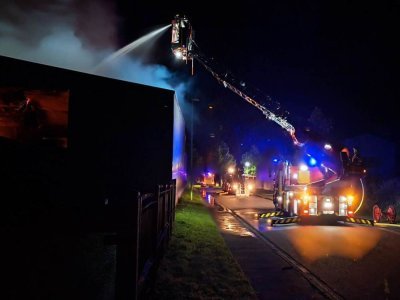 Les pompiers luttaient encore contre les flammes vers 5h du matin vendredi. - SDIS 50