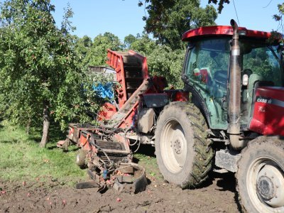 "Un être humain ramasse environ une tonne de pommes par jour à la main, avec mon tracteur, c'est 60 tonnes, la pénibilité en moins."