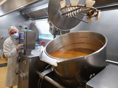 La cuisine centrale embauche une trentaine d'agents présents sur les Hauts de Rouen. Ces derniers font sortir quelque 10 000 repas par jour soit environ 1,2 million de repas à l'année pour une soixantaine d'écoles.