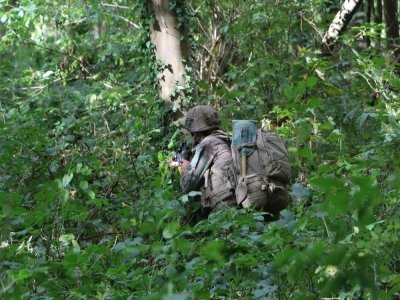 Cet exercice en "terrain libre" permet de se confronter à un paysage qui n'a pas été façonné pour le combat, comme dans un camp d'entraînement. Cela rend l'exercice plus réaliste.