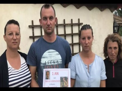 Sandrine, Jean-François et Christelle, les trois enfants de Patrick Leboucher, aux côtés de Claudia, sa compagne.