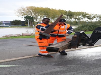 La mise en place des quatre batardeaux nécessite au moins 200 sacs de sable et une quinzaine de grandes planches. "Nous avons la capacité de tout déployer en moins de vingt minutes."