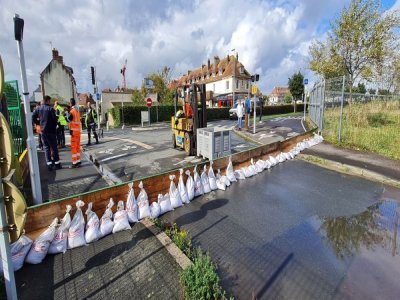 Fin de l'opération, les quatre barrages sont posés. "L'exercice anti-inondations est une réussite, les équipes sont prêtes, mais nous espérons ne jamais avoir à nous en servir." Le même dispositif existe à Caen.