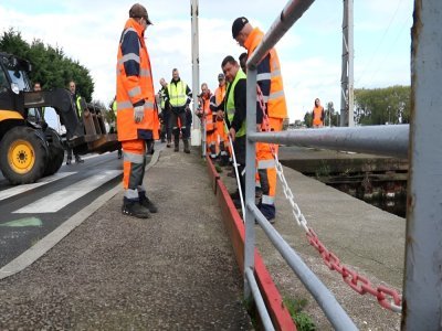 "Sur ces points nous venons mettre des batardeaux : des planches en bois maintenues par des piquets en fer, avec des sacs de sable devant pour l'étanchéité." Cela permet ainsi de rajouter 40cm de hauteur à la digue.