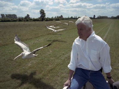 Normandie, le 11 juin 2001, rendez-vous avec Jacques PERRIN dans sa propriété transformée en réserve ornithologique pour les besoins du film "Le Peuple migrateur". - gbertindenis - Alvaro CANOVAS