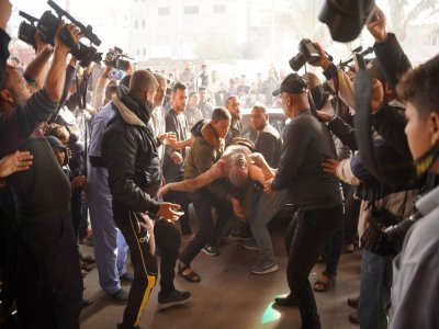 1er décembre 2023, Gaza, Khan Younis, Territoires Palestiniens. Des hommes palestiniens transportent un homme blessé à l'hôpital Nasser à Khan Younis dans le sud de la bande de Gaza. - Saher Alghorra pour AP/Zuma Press