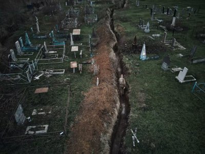 9 novembre 2023, un combattant de la 24e brigade mécanisée avance dans des vieilles tranchées creusées le long d'un cimetière, dans la région de Donetsk, en Ukraine. - Kostiantyn Liberov - Libkos