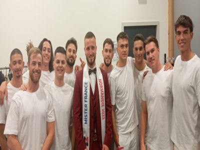 Les dix candidats avec Lucas Girard, Mister France Normandie 2023, qui a remis son titre en jeu.