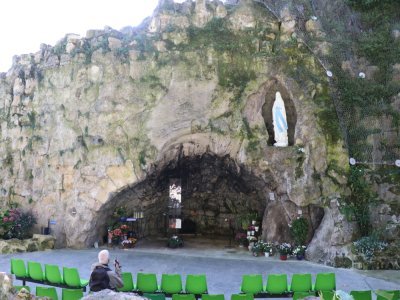 La grotte du Petit Lourdes, avec les anciens sièges du stade Michel d'Ornano !