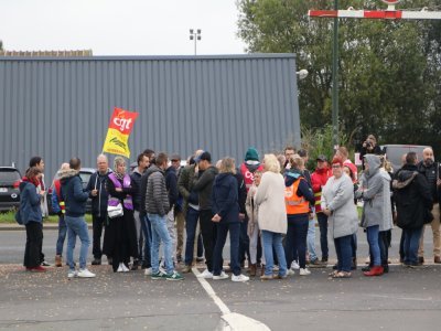 Les salariés et syndicats devant le site Sanofi de Lisieux, en attente de discussion avec les ministres et élus locaux.