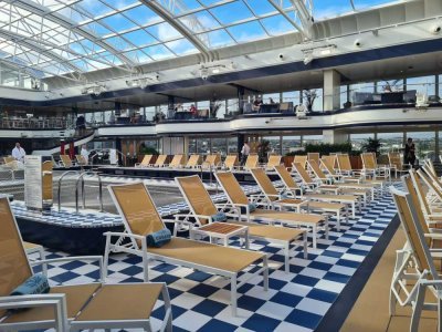 En haut du bateau, sous la grande verrière, les croisiéristes peuvent se baigner dans la piscine couverte. En face, les transats et un écran géant permettent des séances de cinéma sous les étoiles.