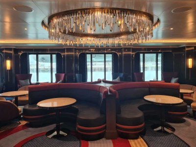 La décoration des intérieurs a été pensée pour créer un univers à la fois moderne et dans la tradition de la compagnie Cunard.