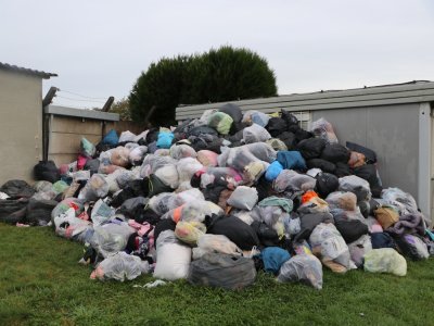 Un deuxième tas de vêtement croît, à l'entrée de la déchèterie.