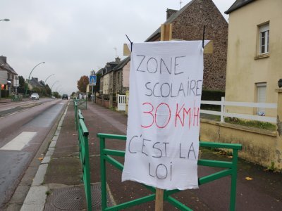 Parmi les demandes, il y a celle de l'installation d'une véritable zone 30 devant l'école.