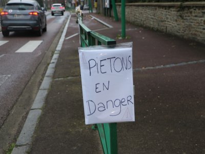 Les élèves sont en danger selon les poseurs de pancartes, mais plus largement tous les piétons.