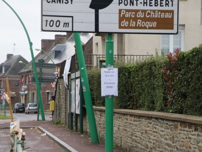 De nombreux panneaux ont été placardés.