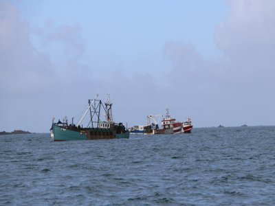 Une autre partie est restée en mer.