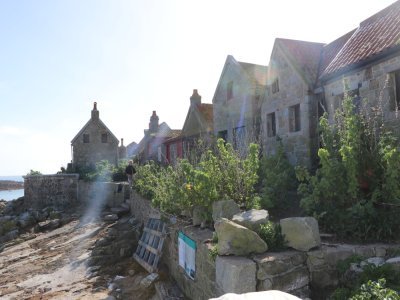 La Maitresse-Ile des Minquiers, et tout l'archipel, appartient à Jersey.