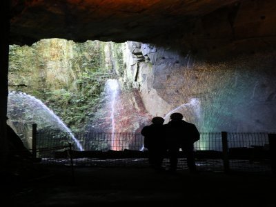 L'expérience se vit en autonomie. Elle est guidée par les sons et les lumières, plongeant le visiteur dans une ambiance particulière. Dans la deuxième salle, se joue un spectacle de jets d'eau captivant. 