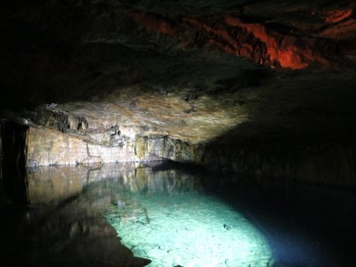 La première étape de la balade s'arrête près de la nappe phréatique de Caumont-sur-Aure, où l'eau turquoise contraste avec la pierre sombre. Une vidéo explique le cycle de l'eau aux visiteurs.