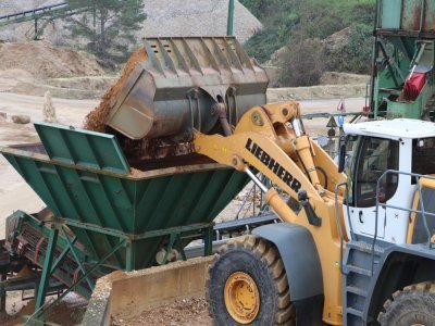 Une fois arrivé sur le site, le tout-venant passe par divers cribles et processus de lavage qui permettent de séparer sable, argile et cailloux. L'argile est remélangé à la terre végétale et stérile pour remettre les terrains en culture.