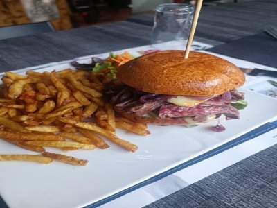 Burger à la bavette et sauce bordelaise.