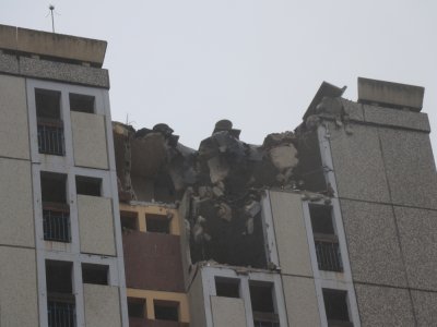 C'était le début de la déconstruction par grignotage de la tour Alsace-Lorraine à Argentan, lundi 21 octobre.