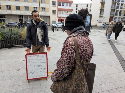 Certains passants s'arrêtent pour discuter.