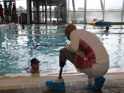 Le Caennais Benjamin Lacroix-Desmazes, double champion de France de para-triathlon, est venu encourager les jeunes nageurs.