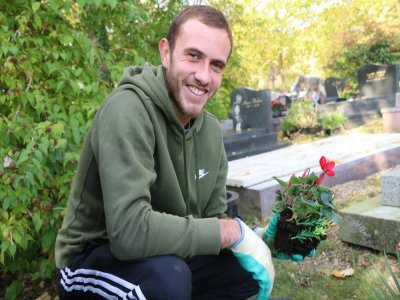 Une fois la tombe bien nettoyée puis lustrée avec une microfibre, le spécialiste peut s'occuper d'une autre partie, celle de refleurir la tombe avec des fleurs fraîches. Il les rempote et ajoute du terreau dans le bac à fleurs.