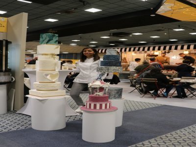 Une créatrice de pâtisseries d'événements, Ilham Faragi, exposait des exemples de ses créations.