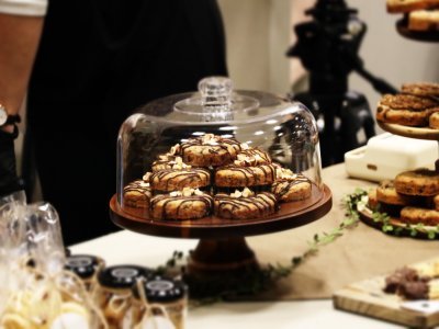 Sur la centaine d'étalages, chacun était paré de pâtisseries toutes plus appétissantes les unes que les autres.