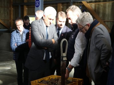 Hervé Morin, président de la Région Normandie, présent lors de l'inauguration, souligne l'importance du savoir-faire régional ostréicole régional : "Nous avons un produit d'excellence, une vraie force pour la Normandie !"