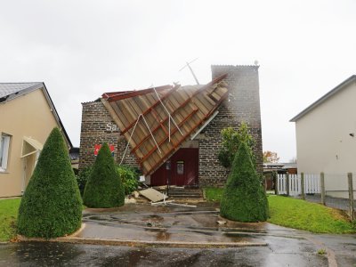 Le toit de la salle du bouloir à Saint-Lô, un gymnase, a été entièrement détruit.