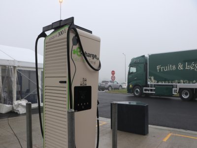 Les bornes de recharge sont plus puissantes que celles classiques et peuvent recharger des camions électriques.