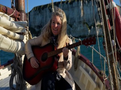 Amandine Gosset : ce changement de vie lui offre “une sécurité appréciable, un logement abordable, et un cadre de vie idéal pour les enfants, avec la mer à proximité et de nombreuses activités adaptées à toute la famille”. - Normandie attractivité