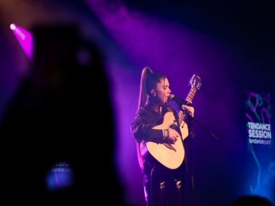 Une scène aux couleurs normandes, mercredi 6 novembre à Cabourg, avec la Caennaise Daysy, entourée des Normands Pierre Garnier et Joseph Kamel. - Saona Cordier