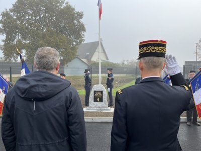 La gendarmerie, baptisée Majore Mélanie Lemée, possède une plaque en mémoire de la gendarme native de la commune, décédée en service en 2020.