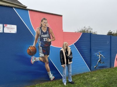 Marine Johannès devant la fresque réalisée par des jeunes de la ville cet été.