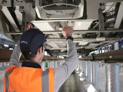 Sous le tramway, on peut voir le moteur, les freins, ou encore cette barre qui se déclenche si un piéton passe en dessous de l'appareil. Un système repousse immédiatement la personne, qui ne peut plus être écrasée.