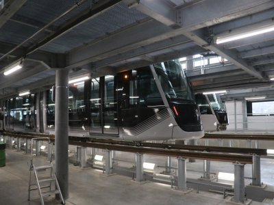 Un couloir creusé dans le sol permet de se promener sous le tramway, et de l'entretenir. Il existe une autre machine, qui soulève en quelques minutes les 42 tonnes de l'appareil. Elle permet des interventions plus longues.