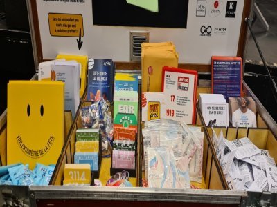 Dans le Kit Kool, on retrouve des flyers sur la prévention routière, sur les violences sexistes et sexuelles, les addictions, ainsi que des éthylotests etc.