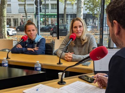 Romane Enguehard (à gauche) a pris le brassard de capitaine l'été dernier. Laure Lepailleur est la manager générale de la section féminine.