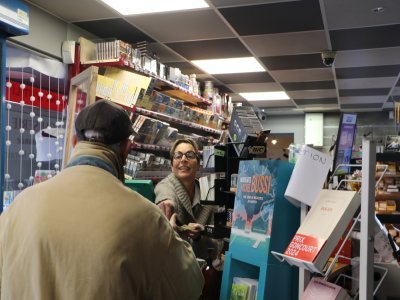 Christine Lelong gère le bureau de presse, ainsi que l'espace café depuis six ans.