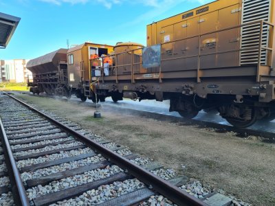 Le train sillonne toute la Normandie. Equipé d'une grande citerne, il projette de l'eau à plus de 1 000 bars de pression pour nettoyer le rail à son passage. Il couvre chaque nuit jusqu'à 700km sur le réseau normand.