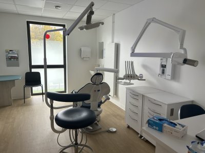 40 fauteuils sont disponibles au rez-de-chaussée et au premier étage afin d'accueillir des patients.