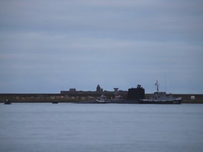 Après une demi-heure de manœuvre dans la petite rade, le sous-marin a été amarré dans le port militaire.