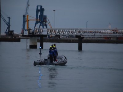 La circulation était interdite dans le port au moment de son arrivée. La gendarmerie maritime et la Marine nationale sécurisaient les opérations.