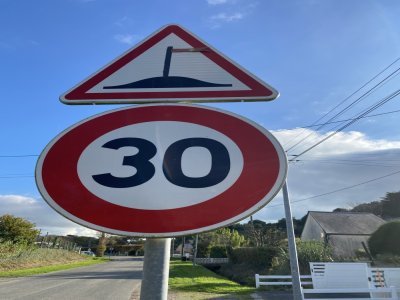 Sur la signalisation d'un ralentisseur, c'est un drapeau suisse qui a été ajouté pour un petit effet montagnard.