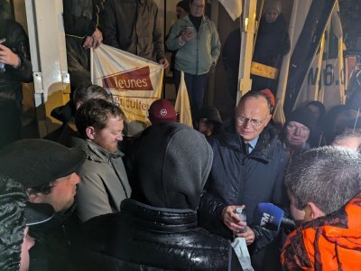 Peu après 21 heures, le maire du Havre Edouard Philippe est venu rencontrer les agriculteurs.